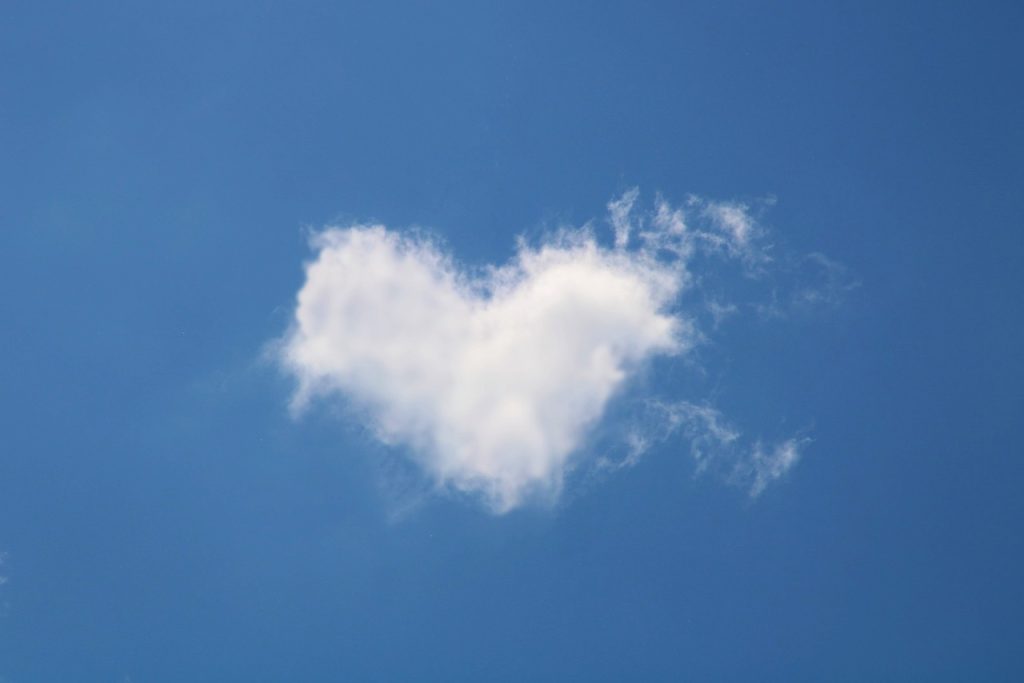 Valkoinen sydämen muotoinen pilvi