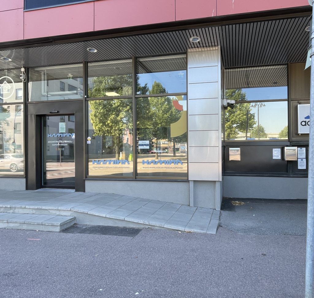 Asiointipalvelu Rinkeli, ikkunat ja postilaatikko sekä sisäänkäynti ramppi.