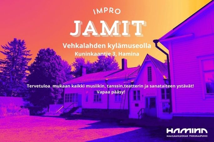 Venhkalahden kylämuseo oranssin ja violetin sävyissä.